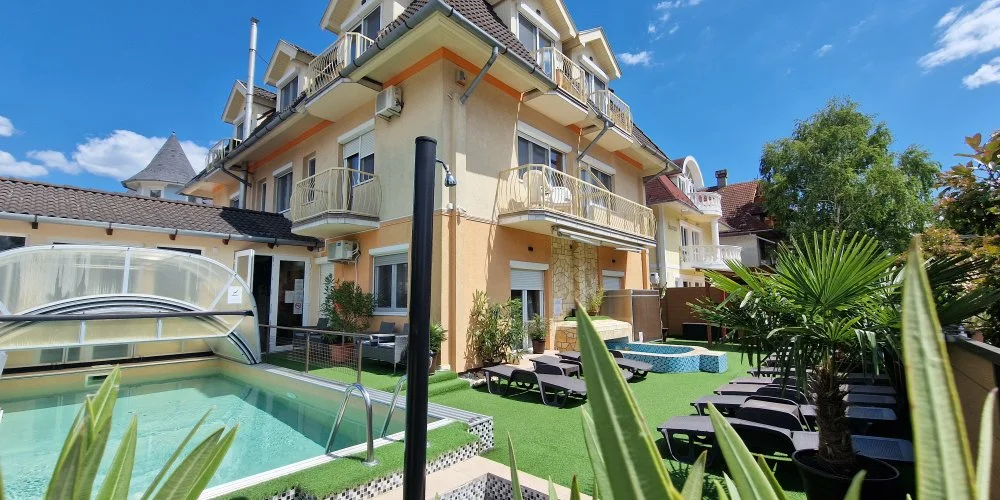 Napsug�r Apartmanh�z Si�fok