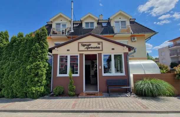 Napsug�r Apartmanh�z Si�fok