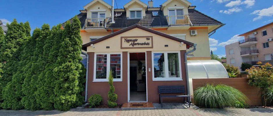 Napsug�r Apartmanh�z Si�fok