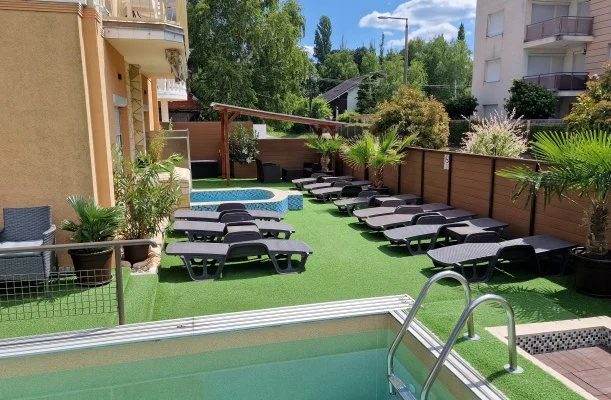 Napsug�r Apartmanh�z Si�fok