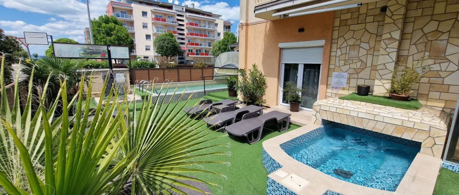 Napsug�r Apartmanh�z Si�fok