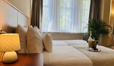 Pl�za Hotel Gyula