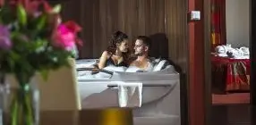 Royal Club Hotel - K�t �jszak�s aj�nlat f�lpanzi�val