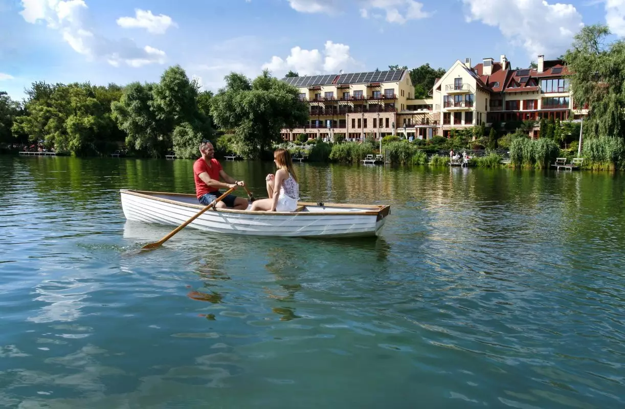 Legszebb kirándulóhelyek Magyarországon tavasszal - Tó Wellness Hotel a Bánki-tó mellett