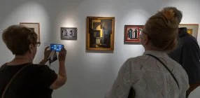 V�rosi Vend�gh�z Szentendre - M�v�szet testk�zelb�l